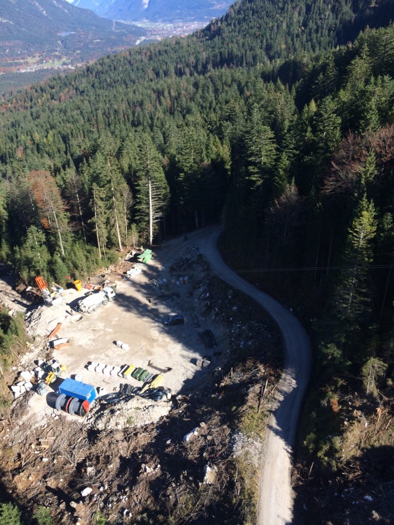 Baustelle für eine Großstütze (ca. 130 Meter) der neuen Eibsee-Seilbahn (Zugspitze) im Oktober 2015