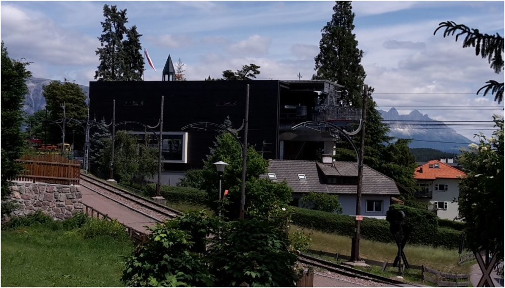 Bergstation der Rittner Seilbahn umringt von Wohngebäuden des Ortes Oberbozen